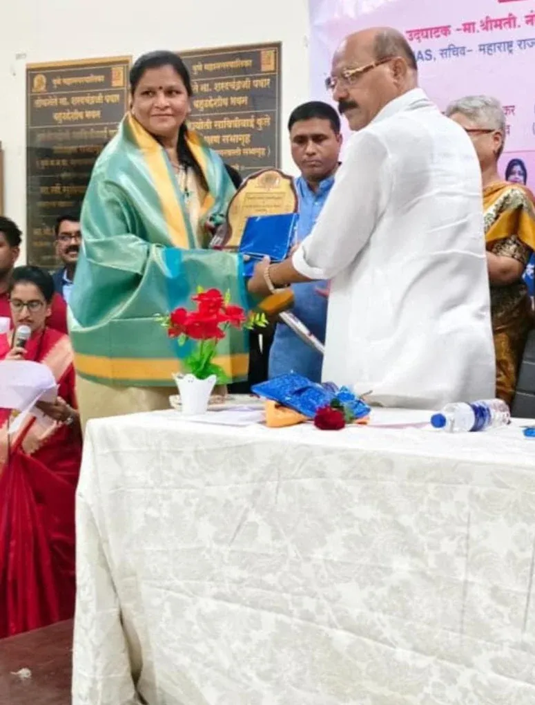 Kaku being honoured on stage with a community award for her work